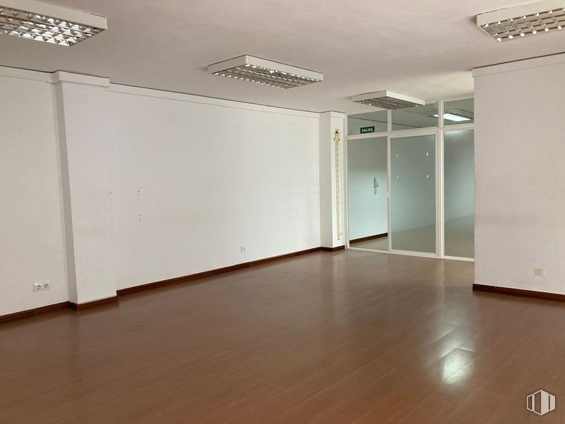 Office for rent at Calle Capitán Angosto Gómez, Aranjuez, Madrid, 28300 with light fixture, lighting, fixture, wood, interior design, hall, flooring, floor, ceiling and hardwood around