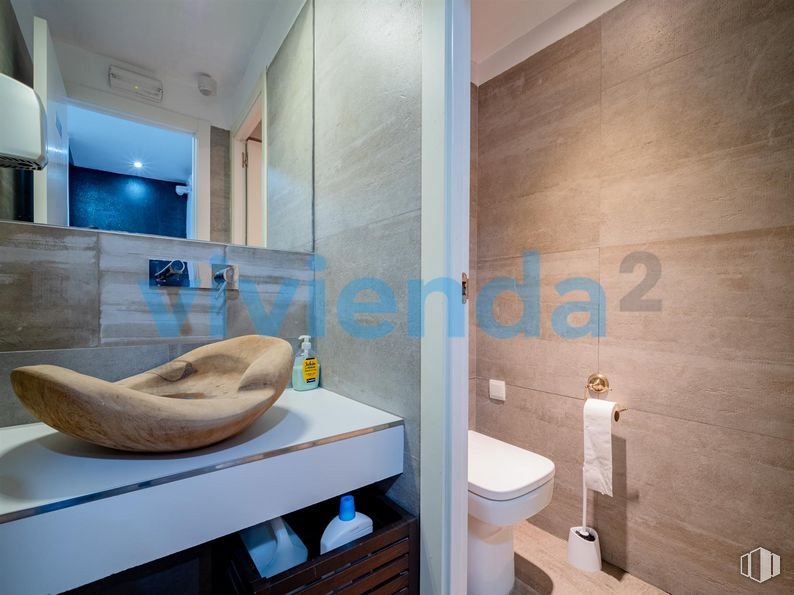 Local en venta en Calle Calatrava, Centro, Madrid, 28005 con inodoro, fregadero, grifo, propiedad, accesorios de fontanería, espejo, azure, cuarto de baño, alumbrado y madera alrededor