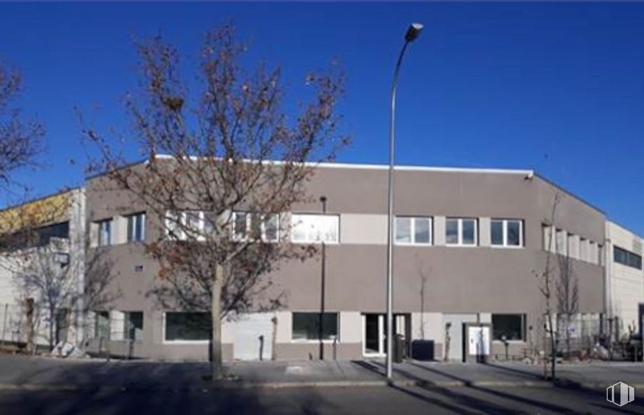 Oficina en alquiler en Calle San Erasmo, 42, Villaverde, Madrid, 28021 con edificio, cielo, propiedad, luz de la calle, planta, árbol, diseño urbano, bienes raíces, fachada y ventana alrededor