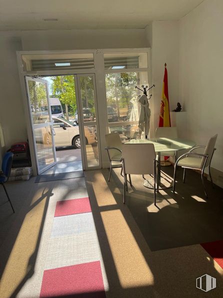 Retail for rent at Calle Málaga, Leganés, Madrid, 28914 with chair, car, kitchen & dining room table, table, door, wood, fixture, interior design, flooring and architecture around