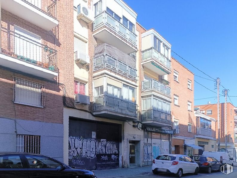 Industrial for rent at Calle Alcaudón, Carabanchel, Madrid, 28019 with car, window, building, wheel, tire, automotive parking light, property, sky, vehicle and urban design around