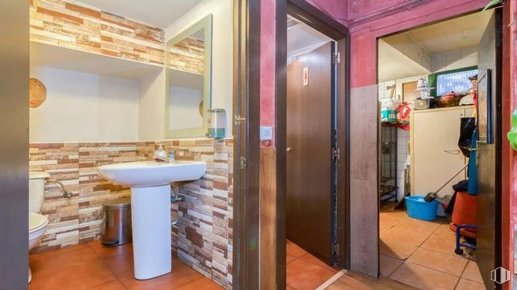 Retail for sale at Calle Francisco Ruíz, Usera, Madrid, 28026 with sink, flooring, floor, wood, door, interior design, ceiling, room, wood stain and tile around