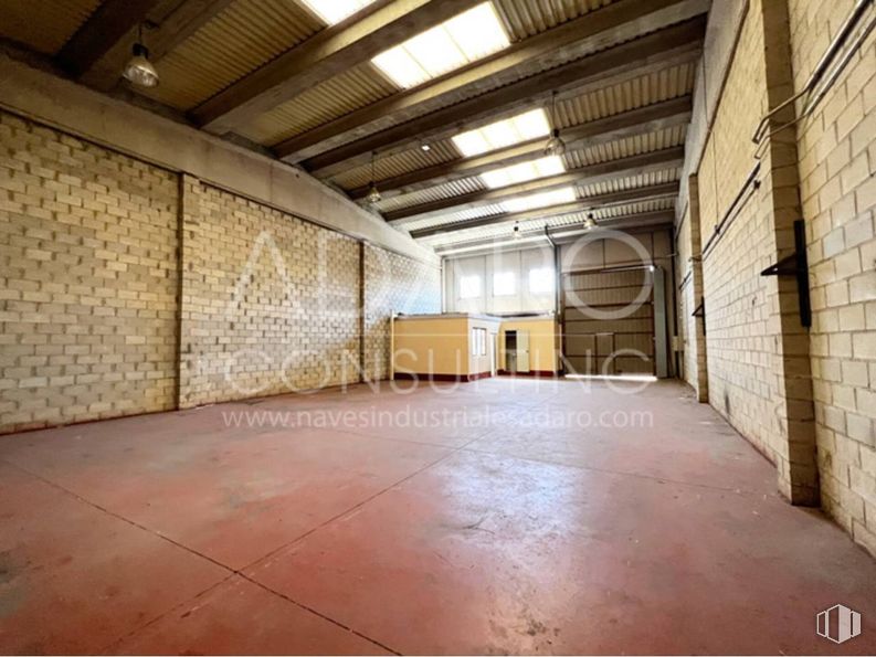 Industrial for rent at Zona carretera Daganzo, Alcalá de Henares, Madrid, 28808 with light fixture, lighting, window, flooring, floor, ceiling, hall, warehouse, brickwork and building material around