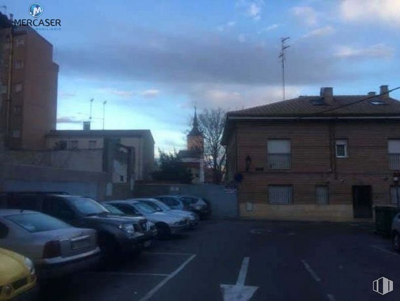 Land for sale at Calle Doctor Creus, 38, Guadalajara, 19005 with car, house, building, window, cloud, automotive parking light, sky, tire, vehicle and wheel around