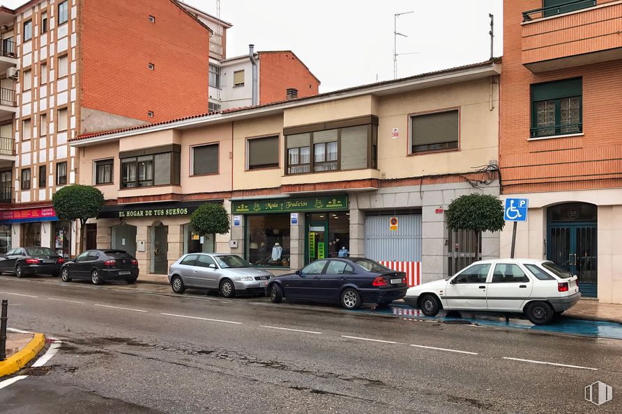 Retail for sale at Avenida Estación, 51, Torrijos, Toledo, 45500 with car, window, building, automotive parking light, wheel, land vehicle, tire, property, vehicle and infrastructure around