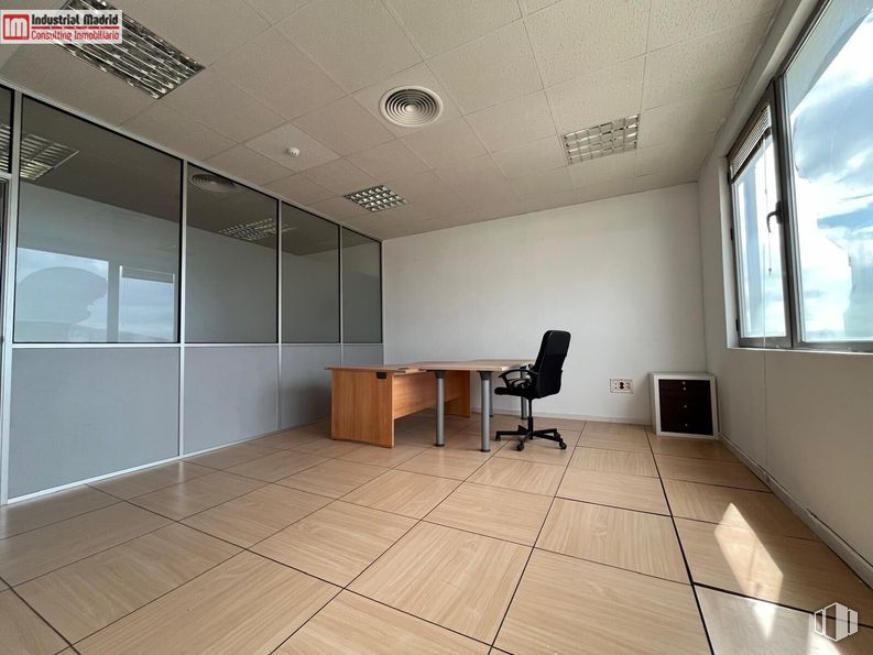 Office for sale at Calle Mariano Barbacid, Rivas-Vaciamadrid, Madrid, 28521 with chair, desk, light fixture, window, property, furniture, building, hall, flooring and interior design around