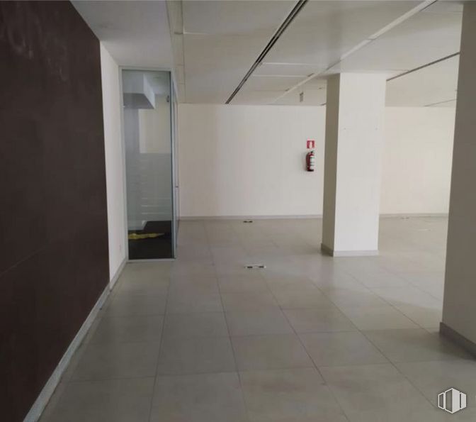 Local en alquiler y venta en Avenida Real de Pinto, 31, Villaverde, Madrid, 28021 con suelos, hall, suelo, propiedad material, accesorio, material compuesto, techo, arte, hormigón y espacio alrededor