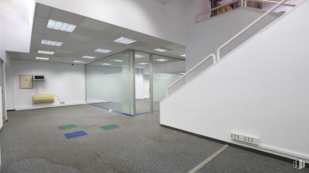 Oficina en alquiler y venta en Avenida Pío XII, Chamartín, Madrid, 28016 con edificio, accesorio, diseño de interiores, pavimentos, piso, pared, pasillo, techo, vidrio y material compuesto alrededor