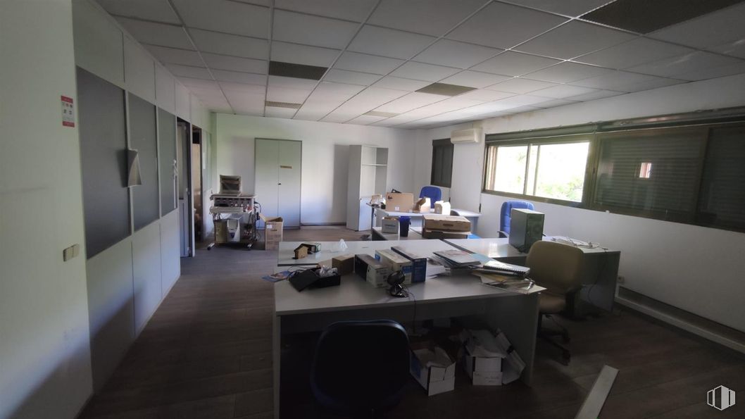 Industrial for rent at Calle Hierro, Torrejón de Ardoz, Madrid, 28850 with desk, window, table, flooring, floor, ceiling, interior design, furniture, room and chair around