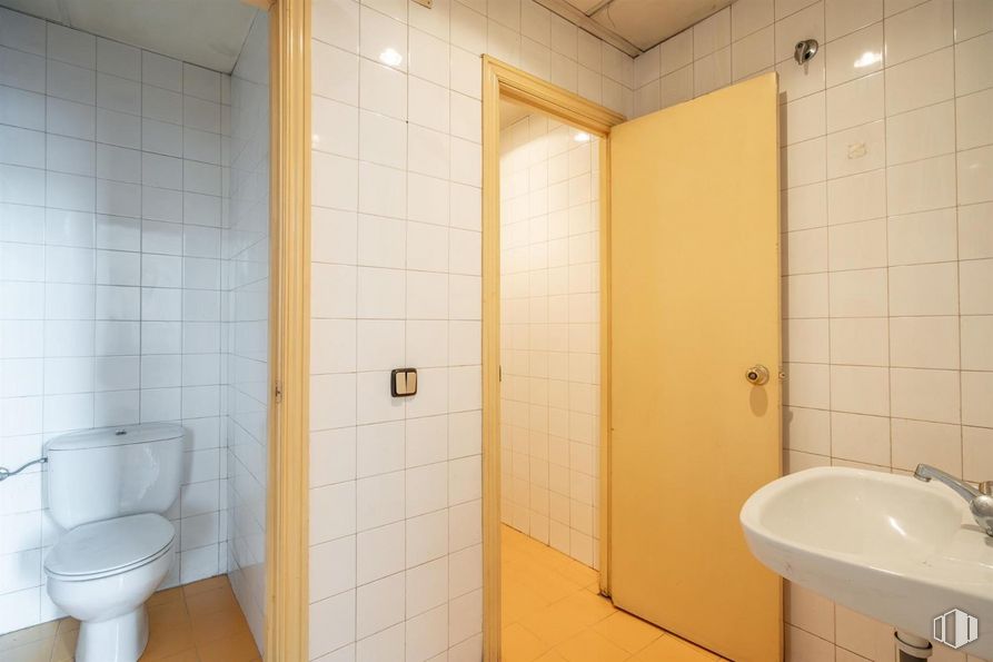 Industrial for sale at San Cristóbal, Villaverde, Madrid, 28021 with toilet, sink, property, bathroom, fixture, plumbing fixture, mirror, wall, tap and fluid around