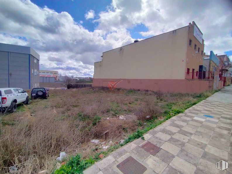 Land for sale at Calle Albañiles, Cuenca, 16003 with car, building, cloud, sky, plant, daytime, asphalt, land lot, road surface and grass around