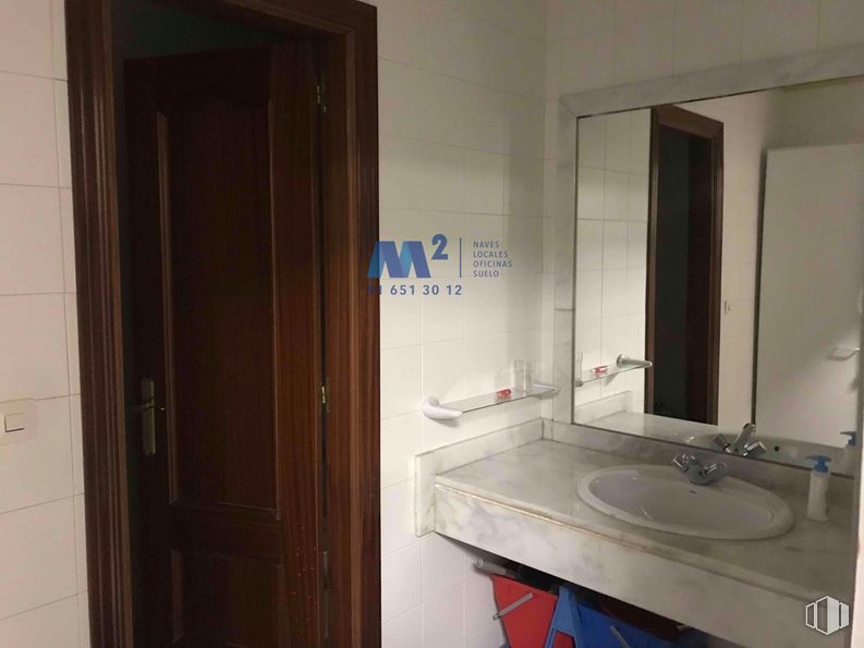 Oficina en venta en Zona San Blas, San Blas - Canillejas, Madrid, 28037 con fregadero, armario, espejo, grifo, edificio, accesorio de fontanería, accesorio, madera, lavabo de baño y puerta alrededor