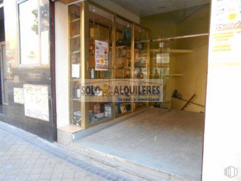 Local en alquiler y venta en Canillas, Chamartín, Madrid, 28002 con estante, estantería, publicación, suelos, madera, estantería, venta al por menor, silla, fachada y accesorio alrededor