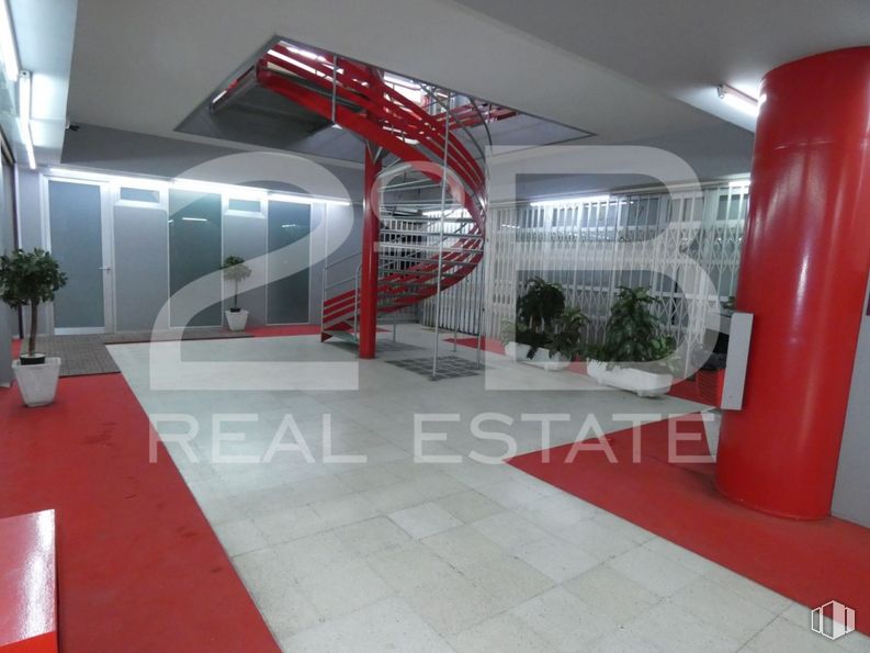 Retail for sale at Zona Parque Paris, Las Rozas de Madrid, Madrid, 28230 with houseplant, property, automotive design, plant, fixture, flooring, floor, wall, red and material property around