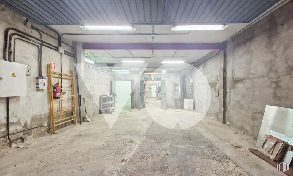 Retail for sale at Calle San Leopoldo, Tetuán, Madrid, 28029 with light fixture, lighting, flooring, floor, ceiling, composite material, concrete, electrical supply, basement and steel around