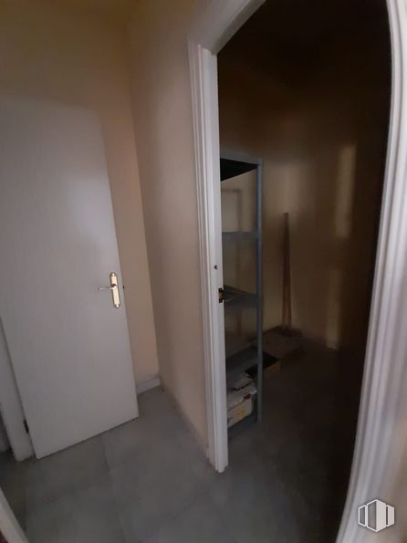 Local en alquiler en Zona centro, Arganda del Rey, Madrid, 28500 con edificio, accesorio, puerta, madera, pavimento, piso, exterior automotriz, madera, casa y yeso alrededor