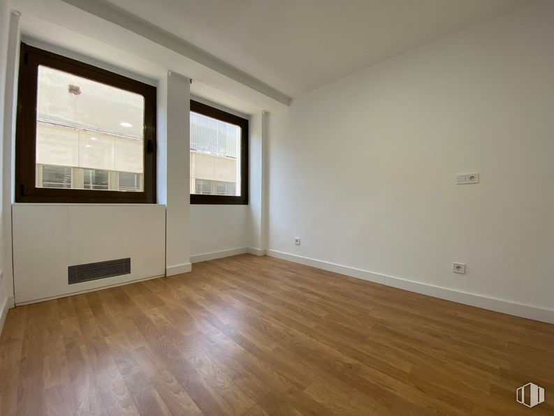 Oficina en alquiler en Calle Princesa, 3, Moncloa - Aravaca, Madrid, 28008 con ventana, accesorio, madera, suelos, edificio, hall, tinte para madera, suelo laminado, pintura y sombra alrededor