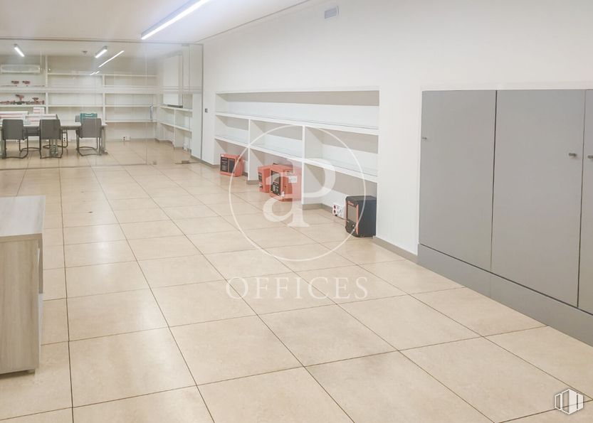 Oficina en alquiler en Zona San Sebastián de los Reyes, San Sebastián de los Reyes, Madrid, 28700 con suelo de baldosas, suelos, suelo, madera, hall, silla, espacio, estantería, madera dura y estante alrededor