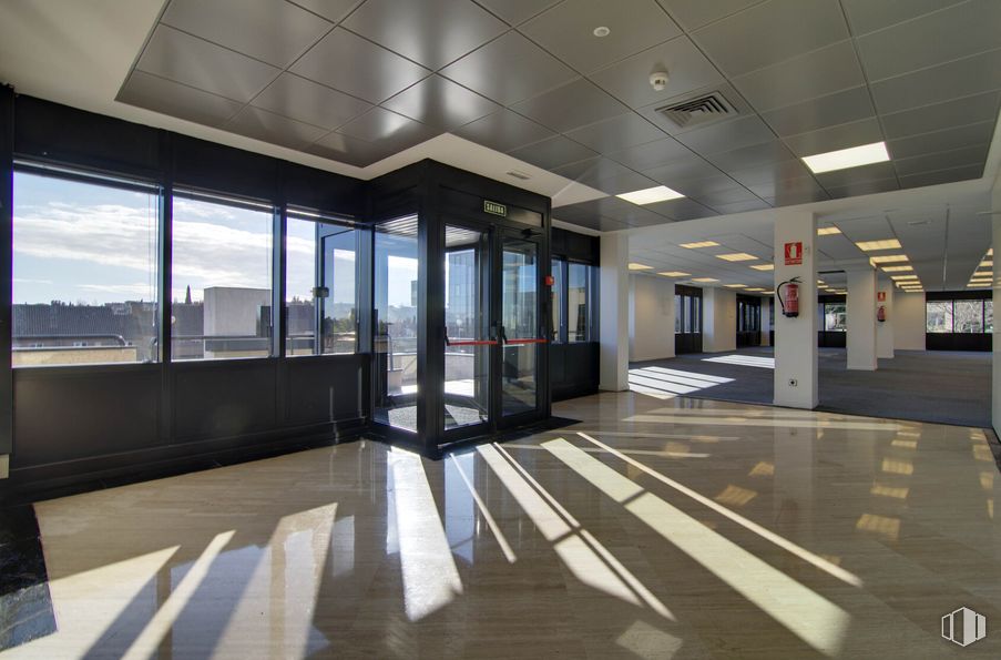 Office for rent at Edificio L, Calle Caléndula, 93, Alcobendas, Madrid, 28100 with property, building, fixture, window, interior design, shade, floor, flooring, wall and material property around