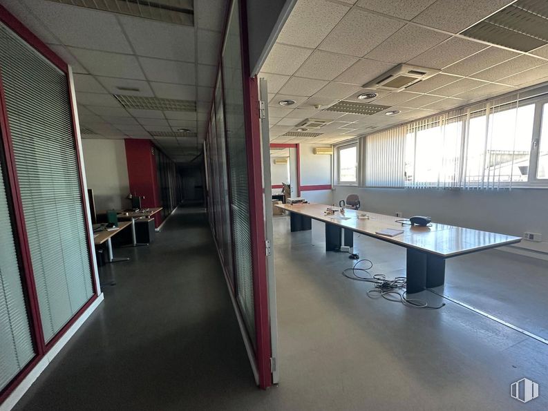 Industrial for sale & for rent at Polígono San Fernando, San Fernando de Henares, Madrid, 28830 with table, ceiling, interior design, flooring, floor, furniture, chair, glass, hall and desk around