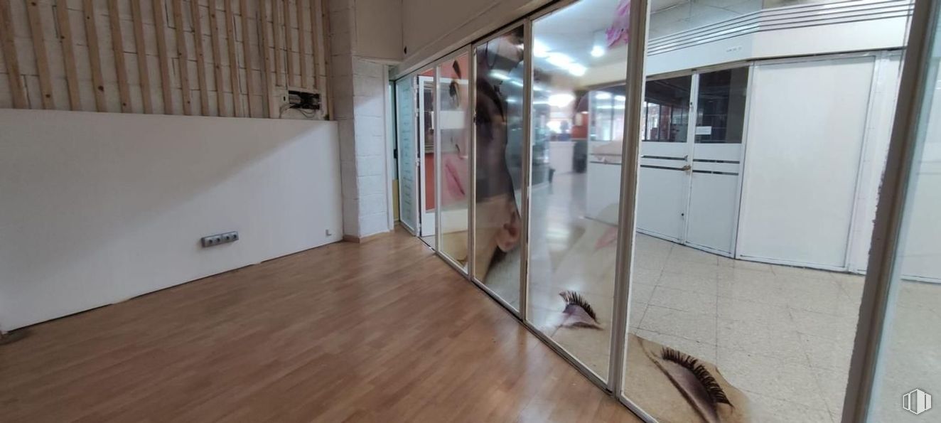 Local en alquiler y venta en Avenida Constitución, Móstoles, Madrid, 28931 con persona, suelos, suelo, madera, interiorismo, suelos de madera, vidrio, material compuesto, suelo laminado y techo alrededor