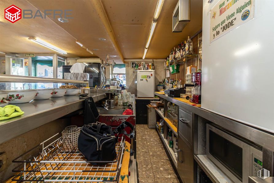 Retail for sale at Calle Ebanistería, San Blas - Canillejas, Madrid, 28037 with bag, interior design, lighting, ceiling, countertop, shelf, restaurant, kitchen appliance, food and kitchen around