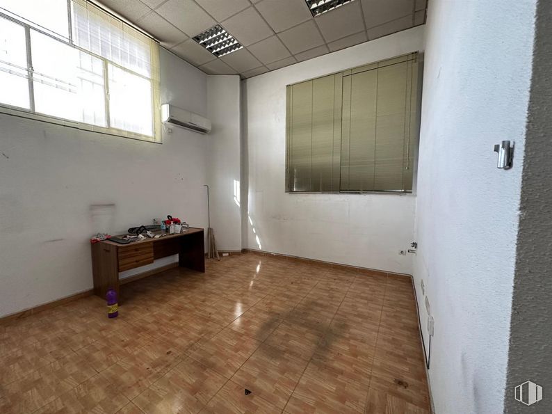 Industrial for rent at Polígono Industrial Industria Jardín, Villarejo de Salvanés, Madrid, 28590 with window, table, property, fixture, hall, wood, architecture, interior design, flooring and floor around