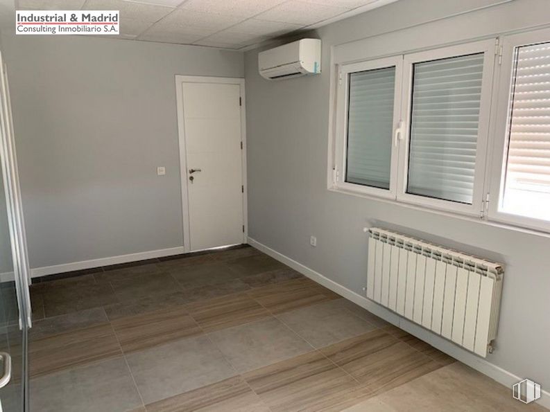 Industrial for sale at Polígono Industrial Coto Cisneros, Arganda del Rey, Madrid, 28500 with window blind, lighting, door, property, window, building, fixture, wood, flooring and floor around