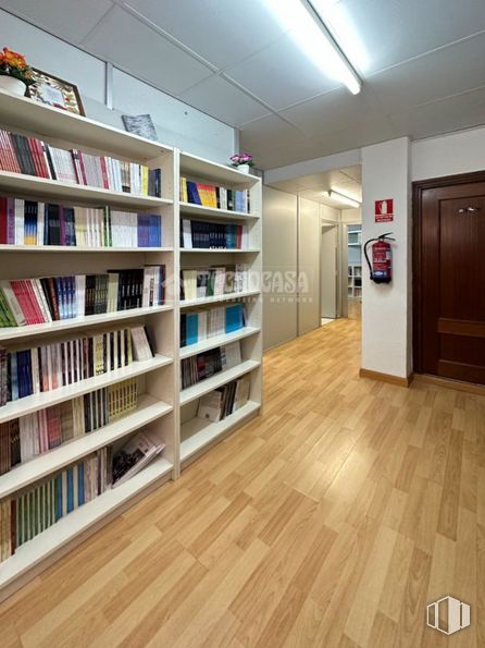 Local en venta en Calle San Ildefonso, Centro, Madrid, 28012 con estantería, puerta, estante, madera, edificio, publicación, interiorismo, estantería, suelos y libro alrededor