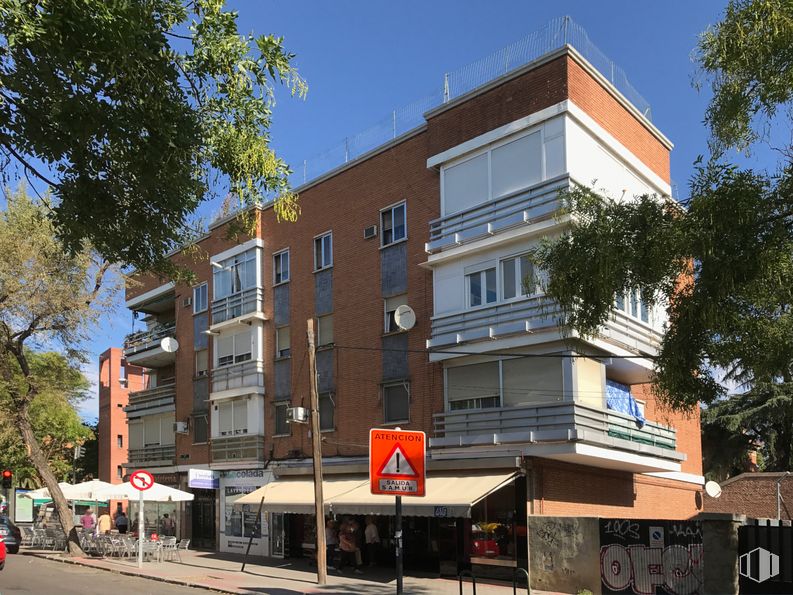 Retail for rent at Calle Federico Grases, 1, Carabanchel, Madrid, 28025 with building, window, sky, property, tree, architecture, urban design, condominium, neighbourhood and residential area around