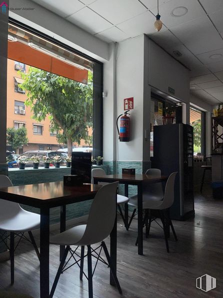 Local en alquiler en Zona El Puerto, Coslada, Madrid, 28820 con silla, mesa de cocina y comedor, mesa, mueble, propiedad, planta, planta de interior, interiorismo, suelo y suelos alrededor