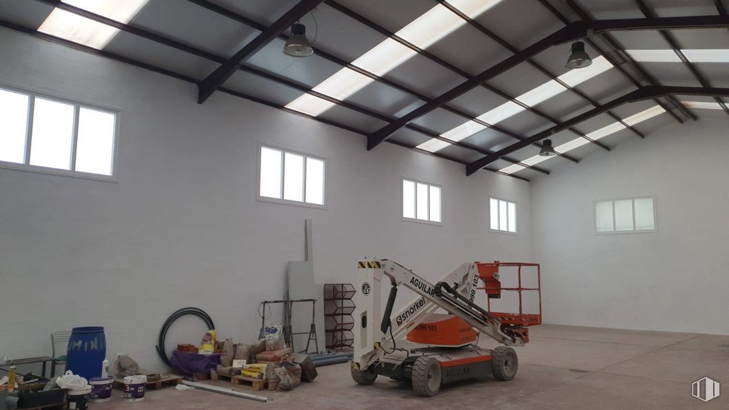 Industrial for sale at Calle Cedro, Arganda del Rey, Madrid, 28500 with window, wheel, ceiling, floor, flooring, lighting, composite material, hall, beam and building material around