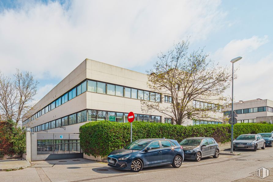 Oficina en alquiler en Edificio Artemisa, Calle Pollensa, 2, Las Rozas de Madrid, Madrid, 28230 con coche, edificio, luz de estacionamiento automotriz, neumático, cielo, rueda, nube, vehículo terrestre, planta y vehículo alrededor