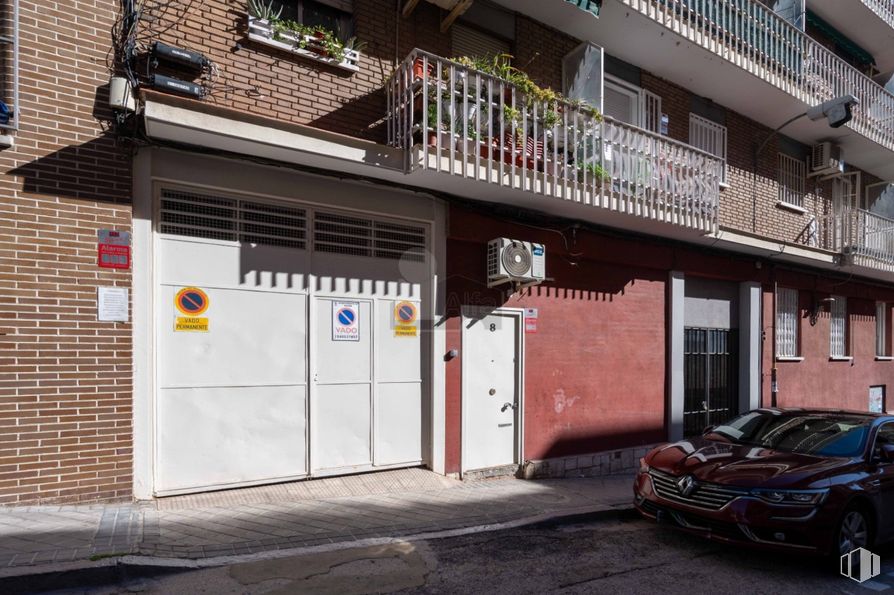 Retail for rent at Barrio Concepción, Ciudad Lineal, Madrid, 28027 with car, tire, wheel, door, brick, brickwork, sidewalk, automotive tail & brake light and subcompact car around