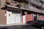 Local en alquiler en Barrio Concepción, Ciudad Lineal, Madrid, 28027 con coche, neumático, rueda, puerta, ladrillo, albañilería, acera, luces traseras y de freno y coche subcompacto alrededor