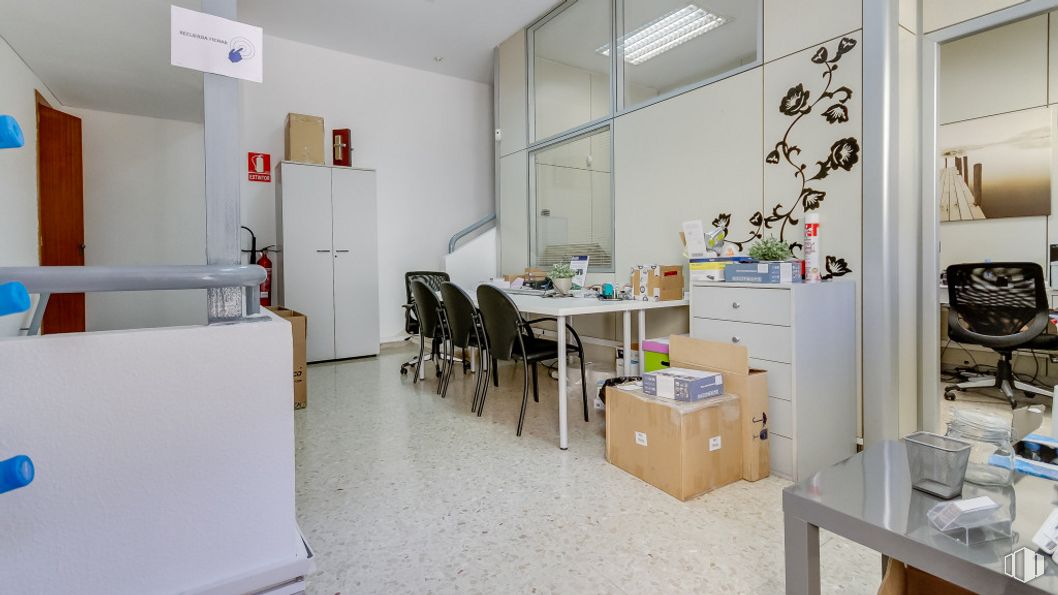 Oficina en venta en Zona Hortaleza, Hortaleza, Madrid, 28033 con mesa, silla, cajonera, mueble, diseño de interiores, ebanistería, edificio, suelo, accesorio, pared y piso alrededor