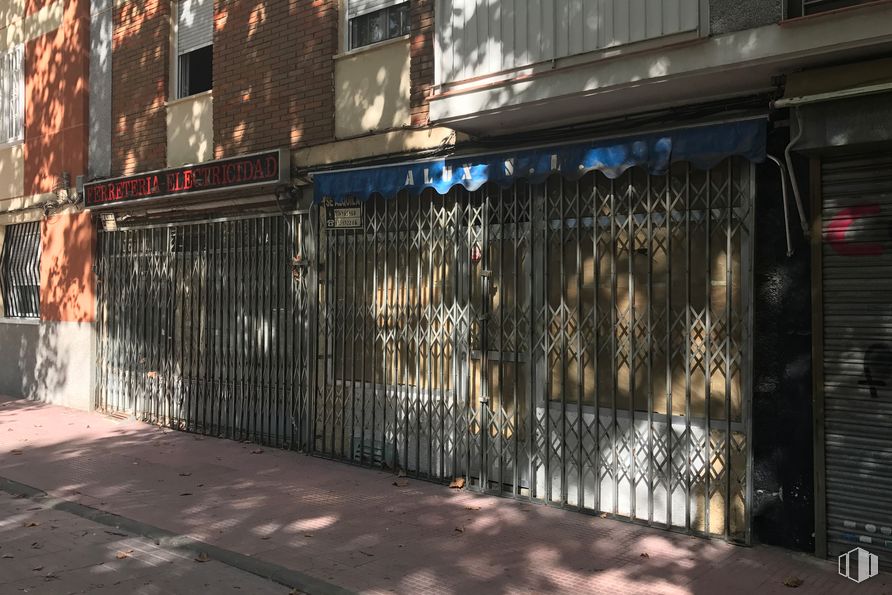 Local en alquiler en Calle Alfonso XII, 13, Móstoles, Madrid, 28934 con edificio, superficie de la carretera, madera, ventana, barrio, sombra, acera, ciudad, tintes y tonos y fachada alrededor