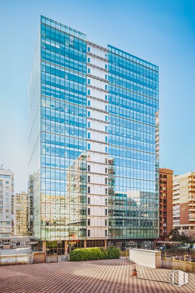 Oficina en alquiler en Torre Rioja, Calle Rosario Pino, 14 - 16, Tetuán, Madrid, 28020 con edificio, cielo, planta, alumbrado, bloque de torres, diseño urbano, condominio, barrio, zona residencial y edificio comercial alrededor