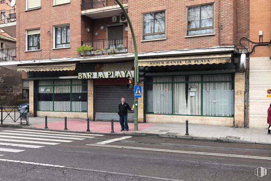 Retail for sale at Ronda del Cañillo, 32, Talavera de la Reina, Toledo, 45600 with person, window, building, road surface, asphalt, fixture, sidewalk, door, facade and city around