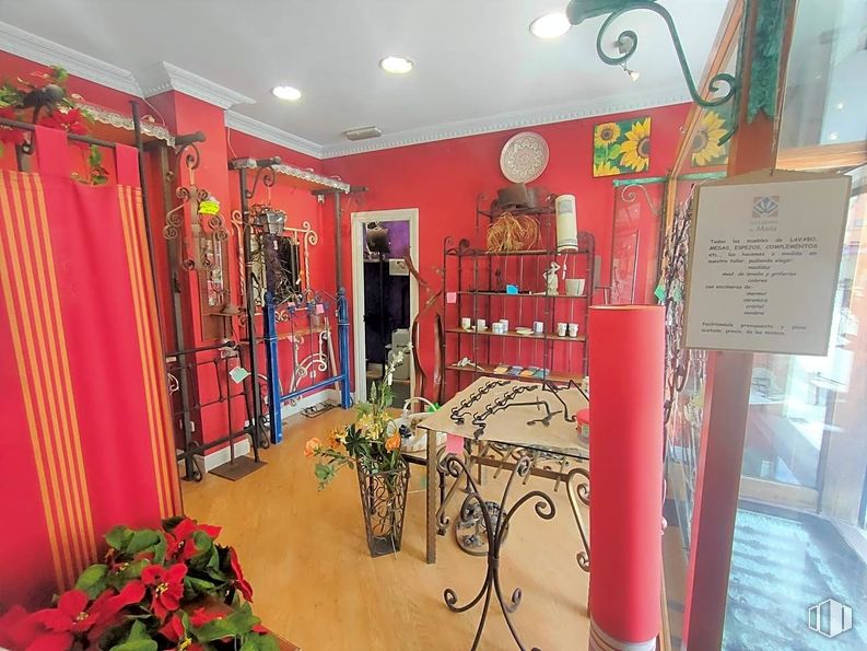 Retail for rent at Calle Nuestra Señora de Valverde, 47, Fuencarral - El Pardo, Madrid, 28034 with property, decoration, plant, lighting, houseplant, floor, flooring, red, wall and living room around