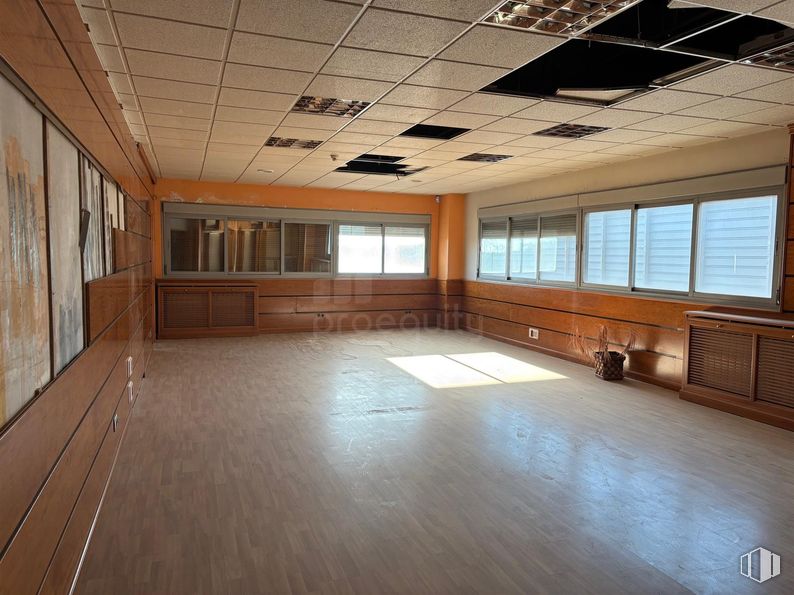 Industrial for sale at Calle Laguna, 74, Alcorcón, Madrid, 28923 with window, flooring, floor, wood, ceiling, wood flooring, interior design, hall, hardwood and laminate flooring around