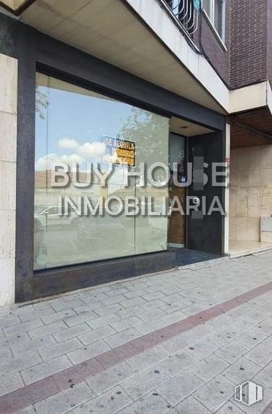 Retail for rent at Avenida Castilla La Mancha, Illescas, Toledo, 45200 with fixture, font, facade, wood, city, building, metal, glass, shade and signage around