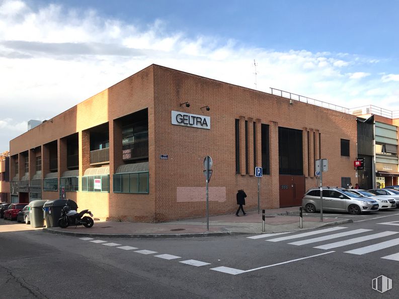 Office for rent at Calle Manuel Tovar, 16, Fuencarral - El Pardo, Madrid, 28034 with car, building, tire, wheel, cloud, window, sky, vehicle, house and commercial building around