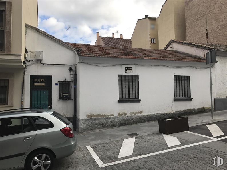 Suelo en venta en Calle Fuente, 17, Las Rozas de Madrid, Madrid, 28230 con coche, ventana, neumático, rueda, exterior del automóvil, iluminación del automóvil, luz de estacionamiento, asfalto, calle y puerta alrededor