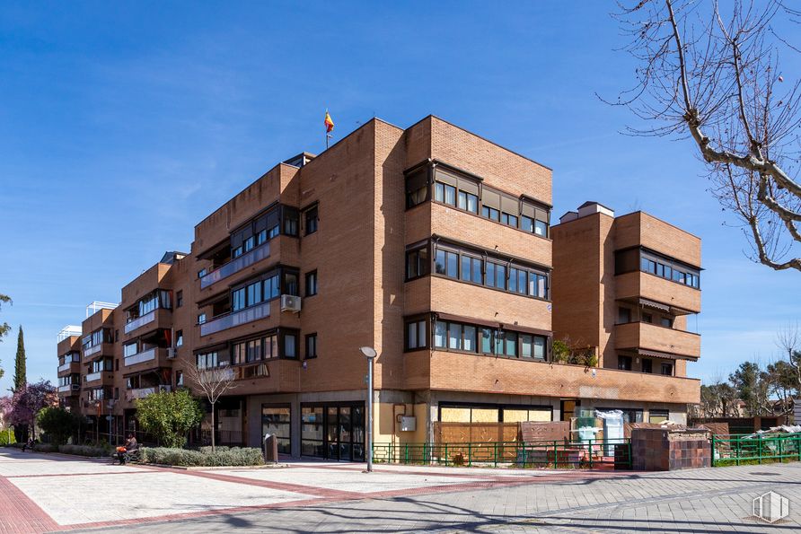 Local en alquiler en Calle París, 2, Pozuelo de Alarcón, Madrid, 28224 con edificio, cielo, planta, árbol, bloque de torres, condominio, diseño urbano, barrio, edificio comercial y zona residencial alrededor