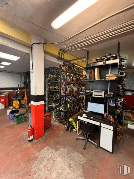 Industrial for sale at Calle Alejandro Morán, 20, Carabanchel, Madrid, 28025 with desk, chair, building, interior design, floor, shelving, shelf, flooring, machine and engineering around