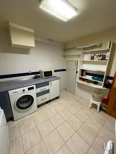 Local en alquiler en Barrio de la Concepción, Ciudad Lineal, Madrid, 28027 con lavadora, silla, refrigerador, electrodoméstico, alumbrado, ebanistería, cocina, cocina, suelo y suelos alrededor