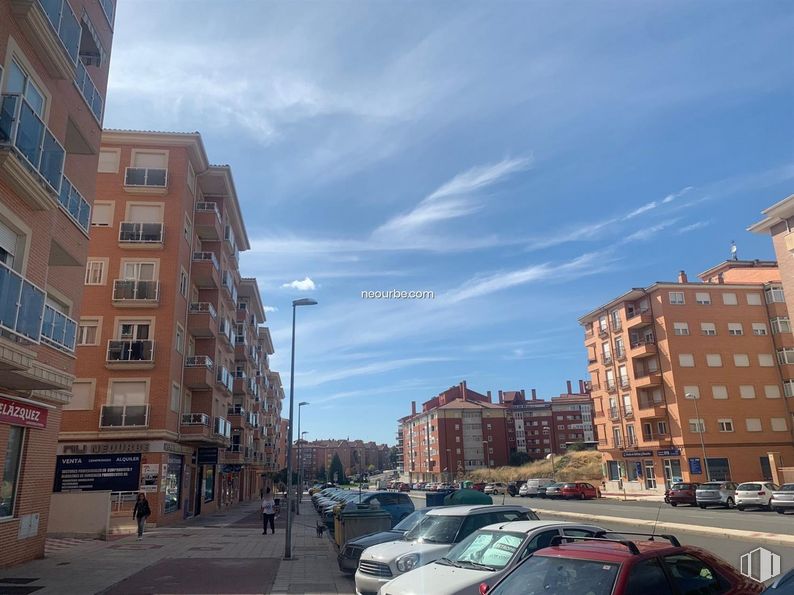 Retail for rent at Barrio de la Universidad, Ávila, 05003 with car, building, street light, cloud, sky, window, daytime, vehicle, wheel and tire around