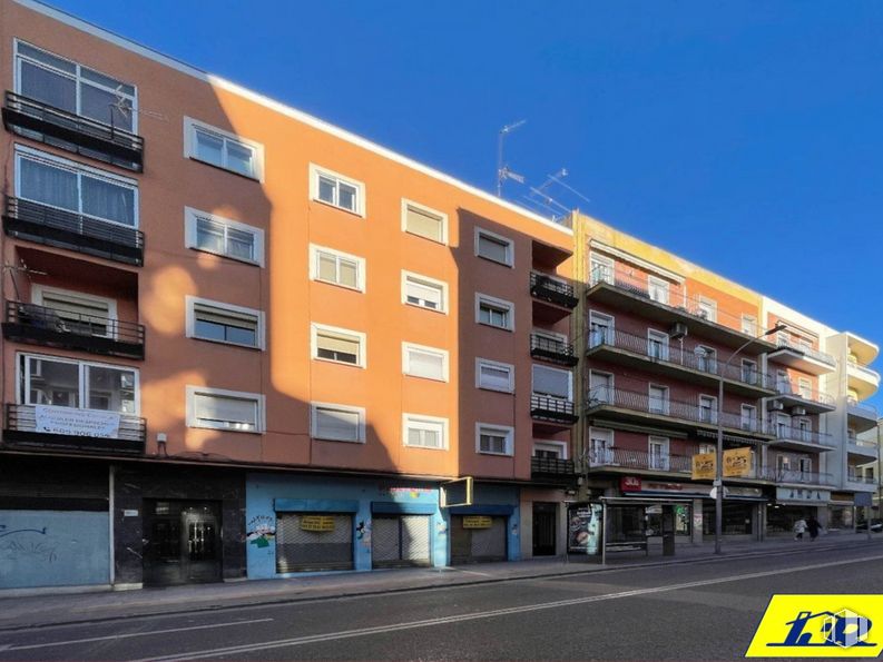 Local en alquiler y venta en Avenida Castilla La Mancha,, Cuenca, 16003 con edificio, ventana, cielo, bloque de torre, diseño urbano, condominio, fachada, bienes raíces, zona residencial y edificio comercial alrededor