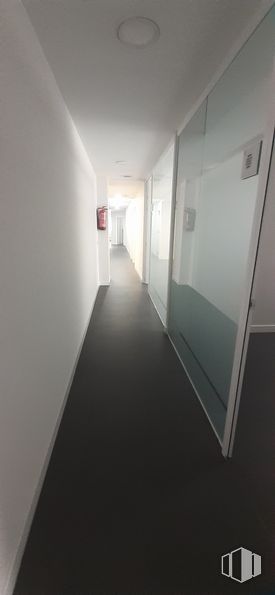 Oficina en alquiler en Calle Simón Hernández, Móstoles, Madrid, 28931 con accesorio, suelos, suelo, hall, puerta, vidrio, aluminio, simetría, techo y material compuesto alrededor